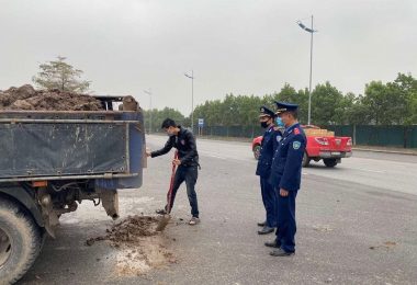 Hà Nội: Xử lý nghiêm các xe xả thải bẩn ra môi trường